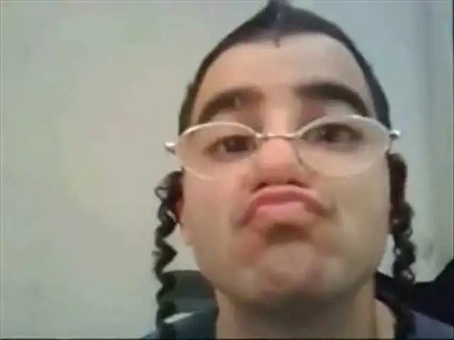 eGY2Y2IwMTI=_o_funny-man-singing-bamboleo.jpg