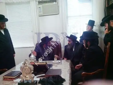 האדמור-מספינקא-מונסי-הזמין-את-דודו-האדמור-מבית-יצחק-ספינקא-לשמחת-נישואי-בנו-2-470x352.jpg