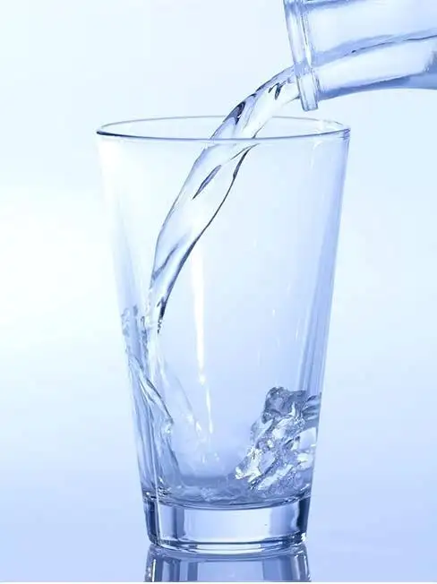 pouring_water_in_glass_close-up_SRSF00114.jpg