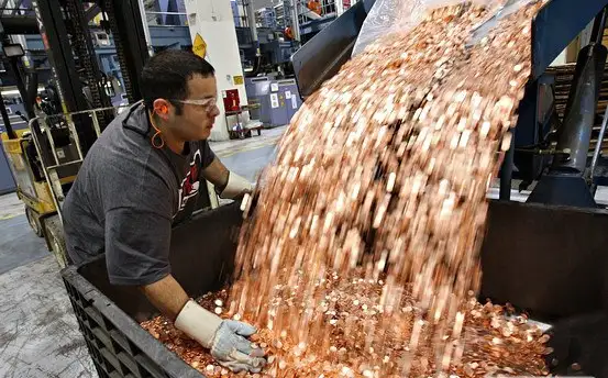 samsung-pays-apple-1-billion-sending-30-trucks-full-of-5-cents-coins.jpeg